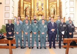 Foto de familia de los agentes del cuartel de Guijuelo junto al alcalde y la policía local