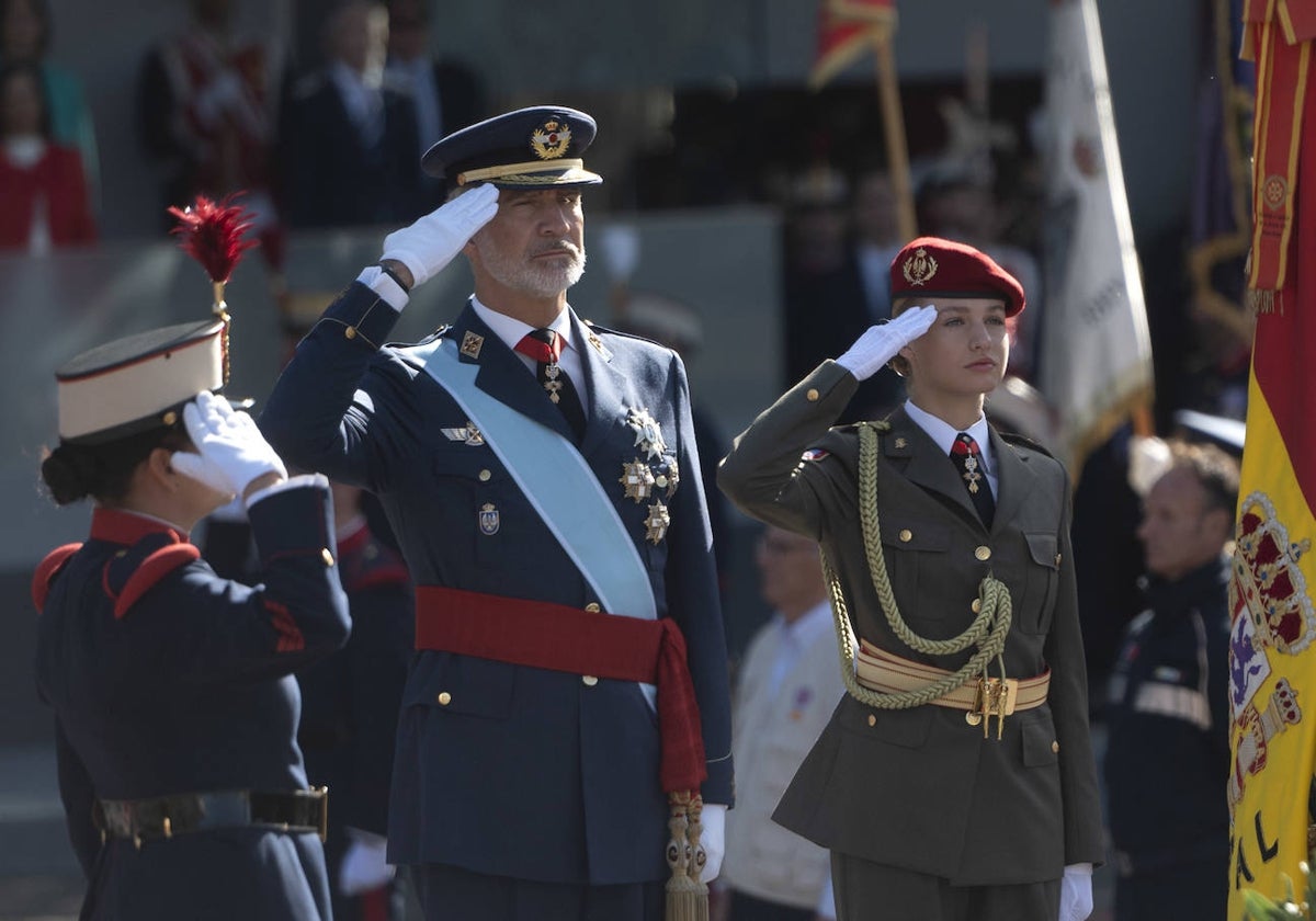 La princesa Leonor reaparece en el desfile con el uniforme de gala del Ejército de Tierra