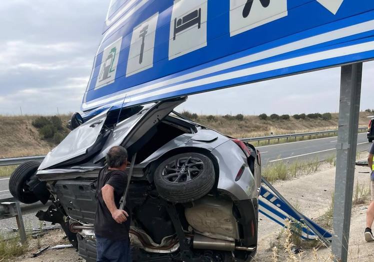 Imagen principal - Un hombre se queda atrapado tras colisionar con su vehículo contra un panel de tráfico en Peñaranda