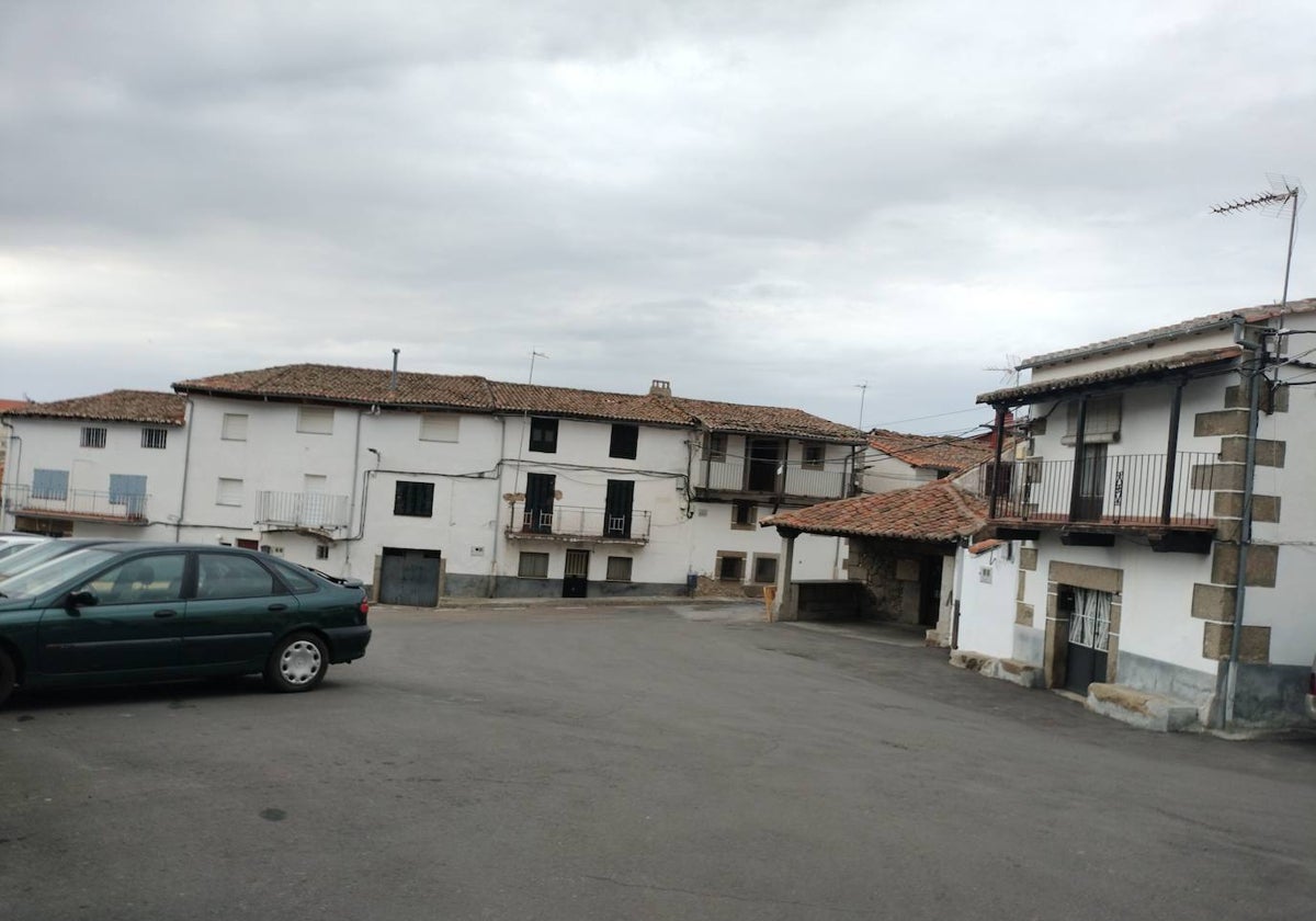 Imagen de este viernes de la Plaza Mayor de Navacarros.