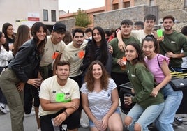 Un grupo de amigos disfrutando de la fiesta musical del chupinazo