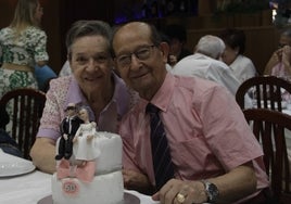 El matrimonio celebrando sus bodas de diamante.