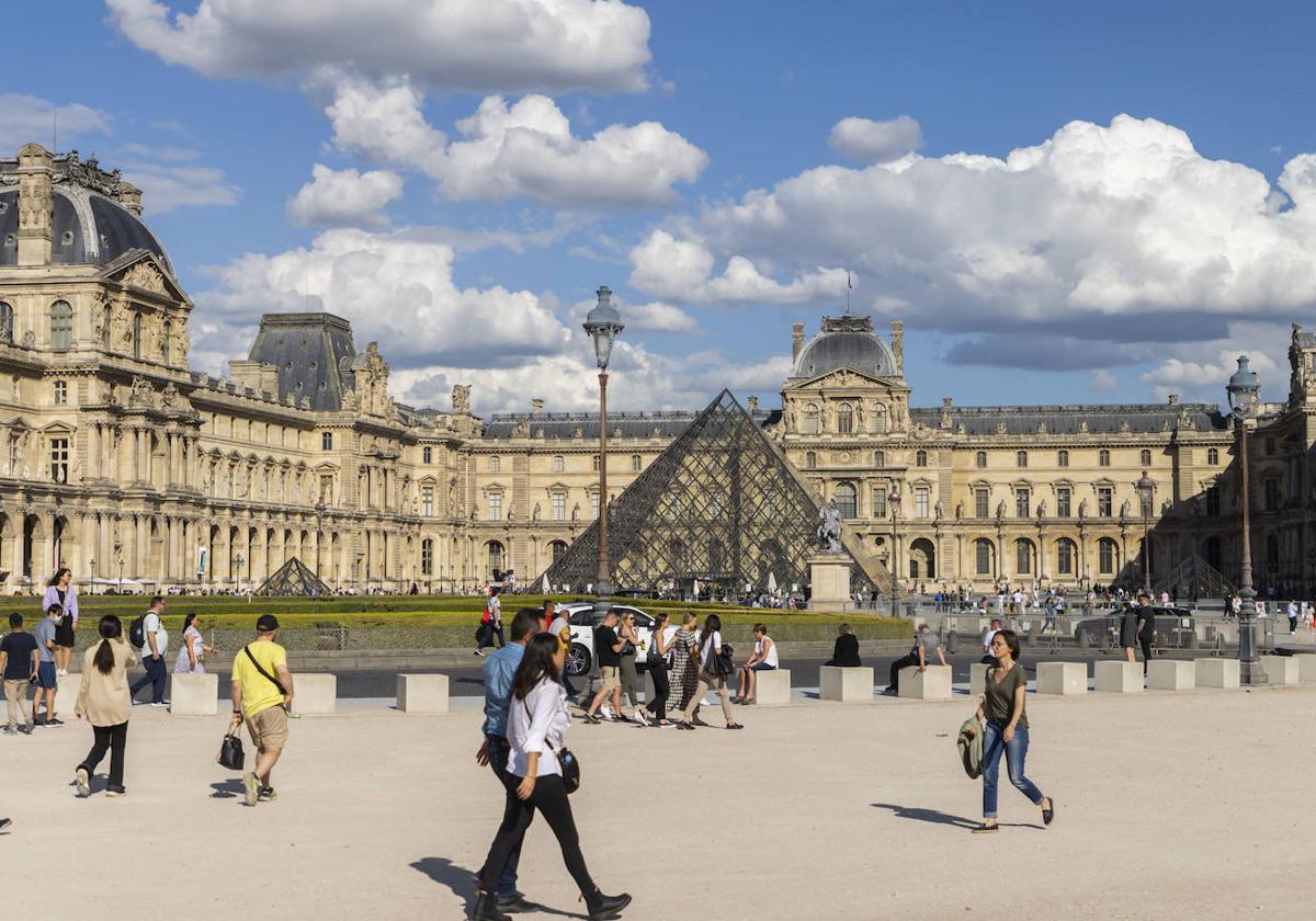 Imagen de los exteriores del museo Louvre