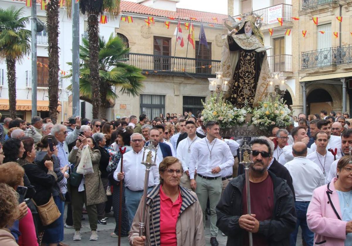 Varios devotos de Alba con la talla