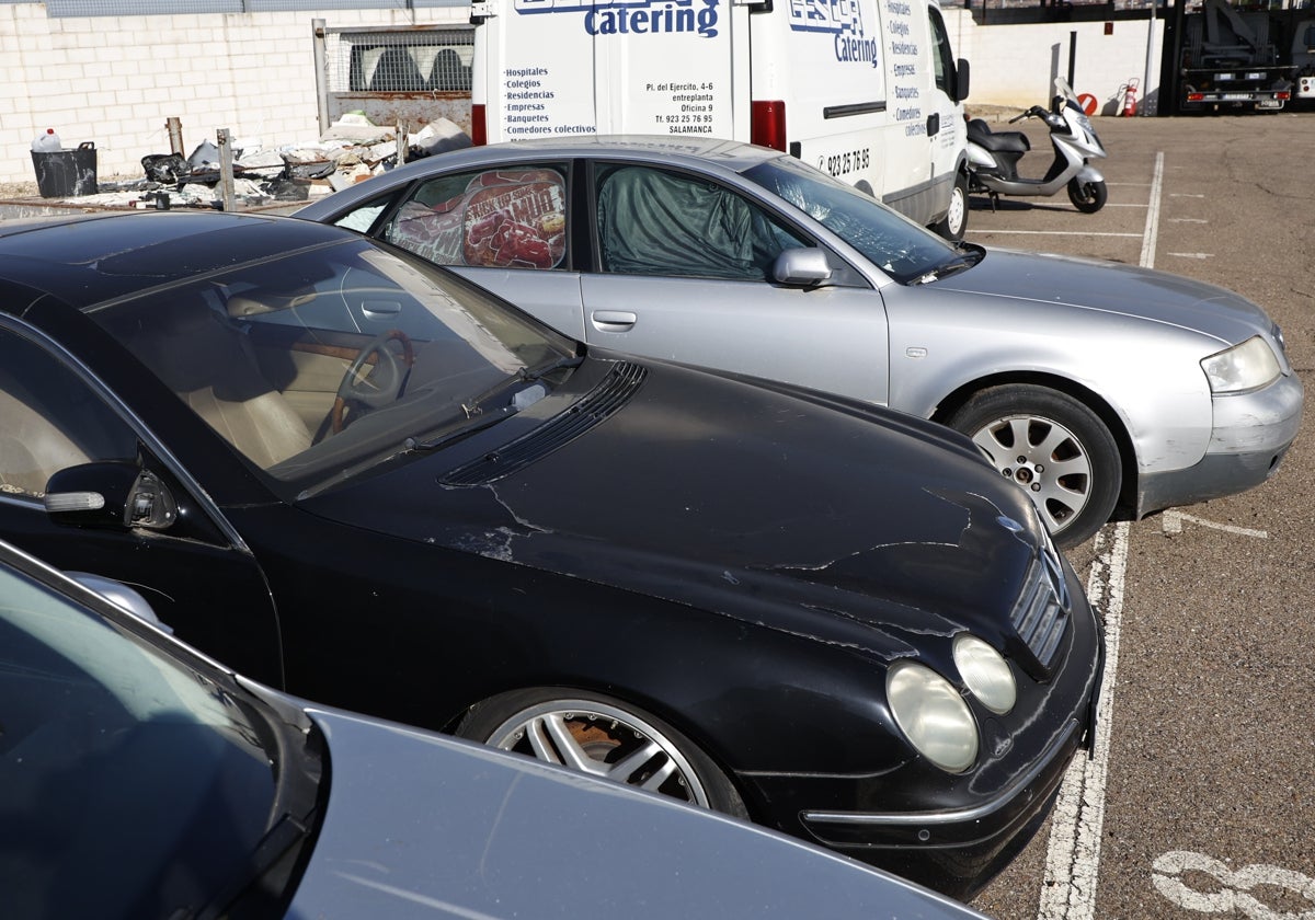 El Mercedes CL-500 lleca desde el 2008 en el depósito.