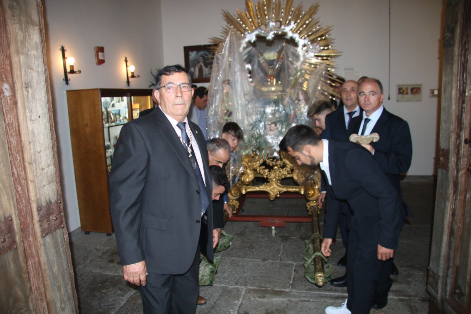 Solemne procesión en Alba de Tormes de Santa Teresa y el Santo Brazo, bajo la lluvia