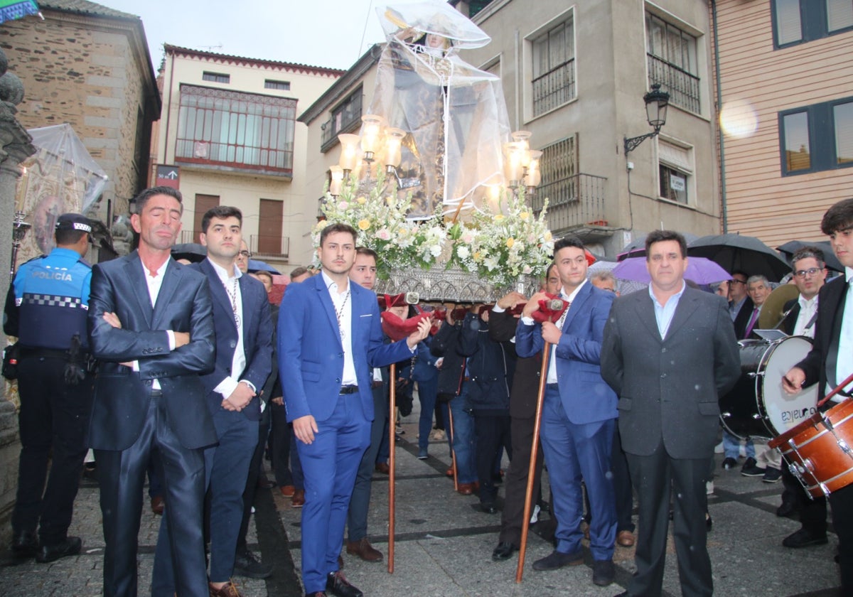 Solemne procesión en Alba de Tormes de Santa Teresa y el Santo Brazo, bajo la lluvia