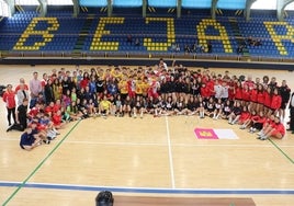 Foto de familia de las selecciones, técnicos y organizadores del primer Torneo Ciudad de Béjar