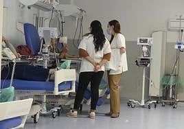 Personal del Hospital de Día Médico atiende a los pacientes que están recibiendo sus tratamientos ambulatorios.