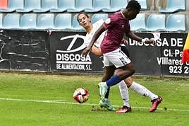 Víctor Poveda y Alpha disputando el cuero