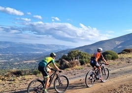 David López y Diego Martín-Lázaro, en uno de los ascensos más duros de la prueba.