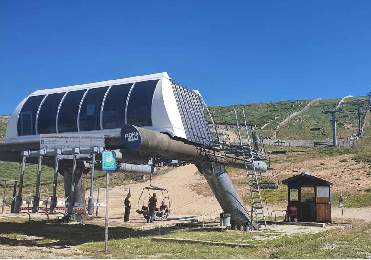 El telesilla en una imagen sin nieve en la época de verano en La Covatilla.