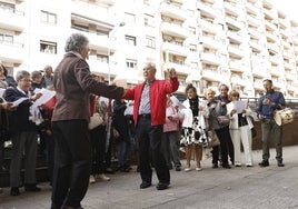 Vicente Pérez con su grupo de folclore tras la sorpresa que recibió.