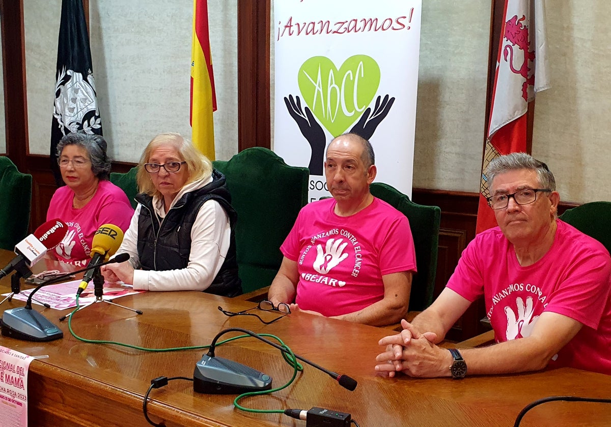 Use Blázquez, Maite Cascón, Elías Fraile y Joaquín Plaza han presentado hoy las dos marchas contra el cáncer de mama previstas en Béjar. TEL