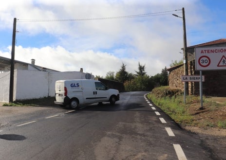 Imagen secundaria 1 - Imágenes de la carretera de La Sierpe y, también, de la visita que el presidente de la Diputación ha realizado al alcalde de Linares, José Martín. 