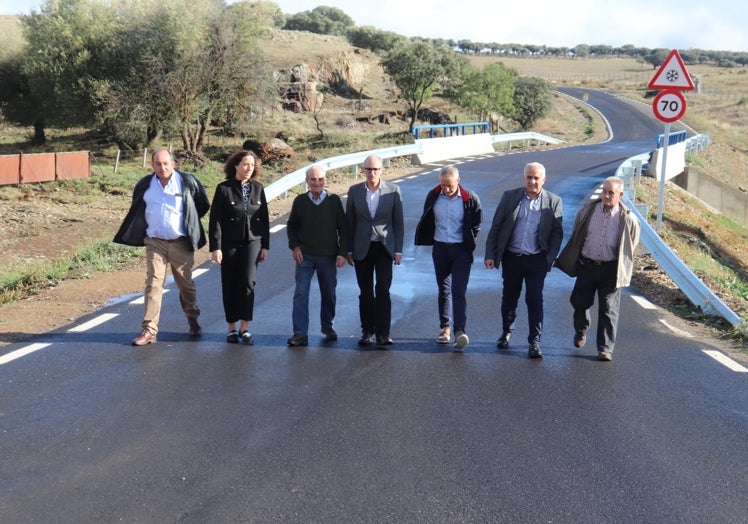 Imagen principal - Imágenes de la carretera de La Sierpe y, también, de la visita que el presidente de la Diputación ha realizado al alcalde de Linares, José Martín. 