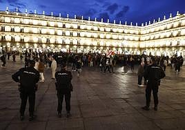 Varios agentes supervisando la manifestación de este miércoles en favor de Palestina en la Plaza Mayor.