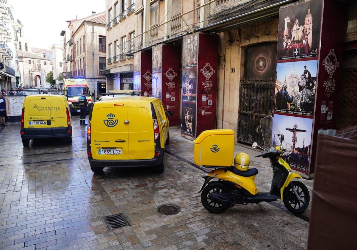 Una ambulancia y furgonetas de Correos en el lugar del accidente.