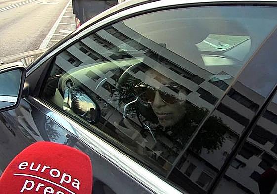 Isa Pantoja al volante de su vehículo.