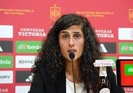 La seleccionadora en la rueda de prensa.