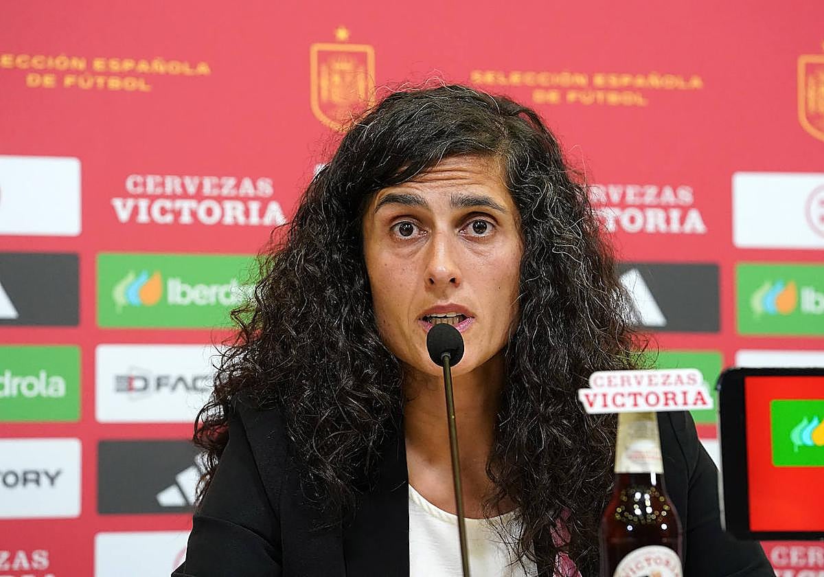 La seleccionadora en la rueda de prensa.
