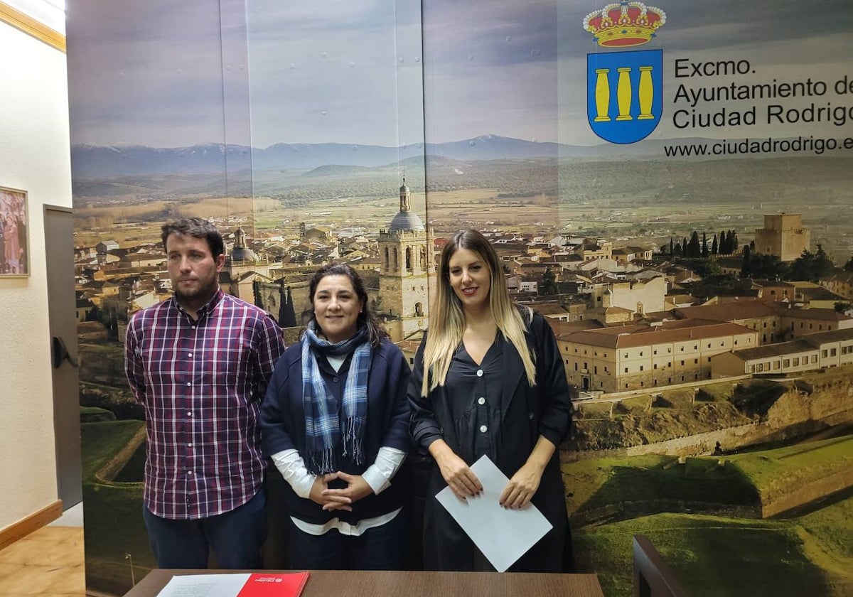 Pablo Sevillano, Mar Manzano y Joana Veloso en el Ayuntamiento mirobrigense.