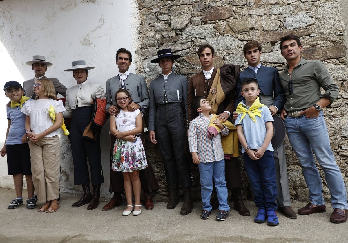 López Chaves, a la derecha, junto a los actuantes en el festival y miembros de Aerscyl.