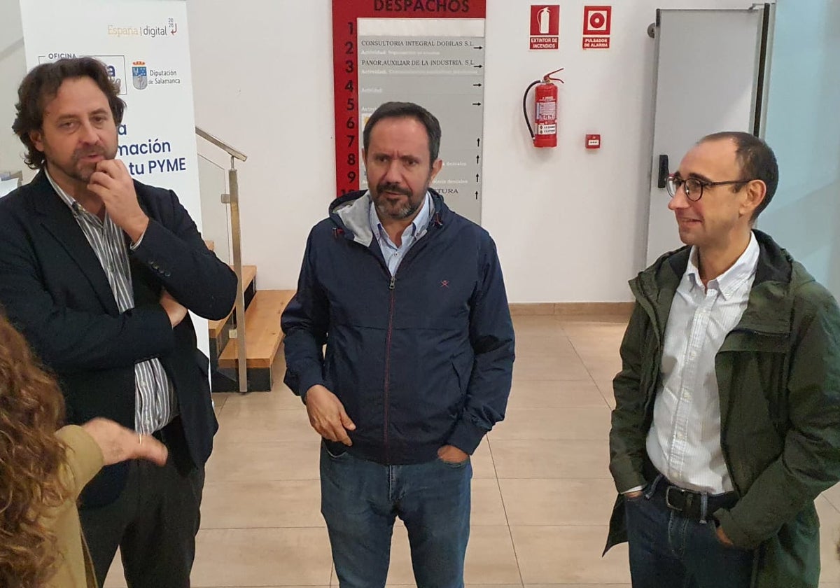 Antonio Cámara y David Serrada ayer con el portavoz de transporte del grupo parlamentario socialista, César Ramos, en una reunión celebrada en la Cámara de Comercio de Béjar.