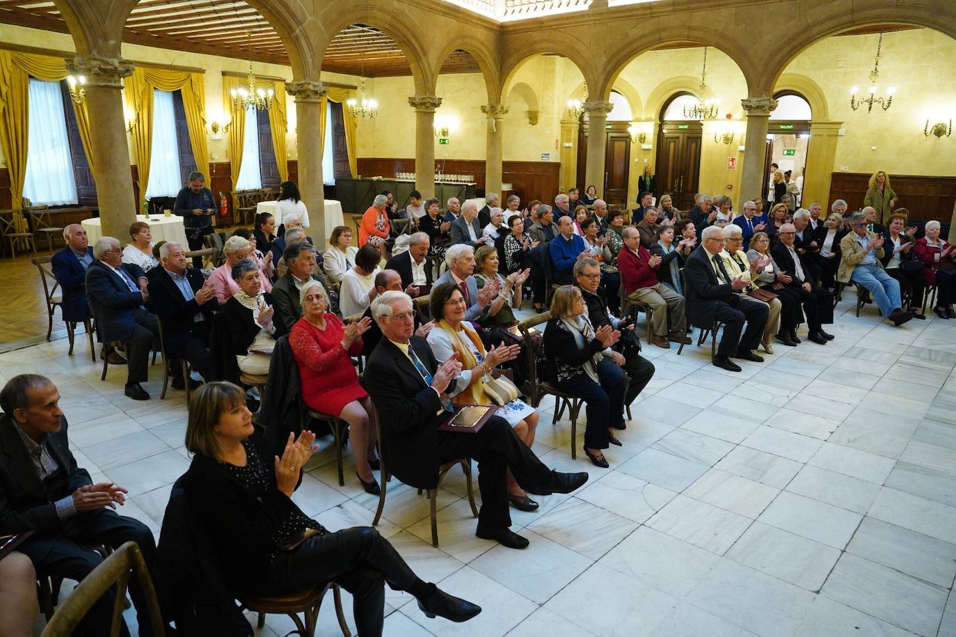 Estas son las mejores imágenes del homenaje a 43 matrimonios de Salamanca que celebran sus Bodas de Oro