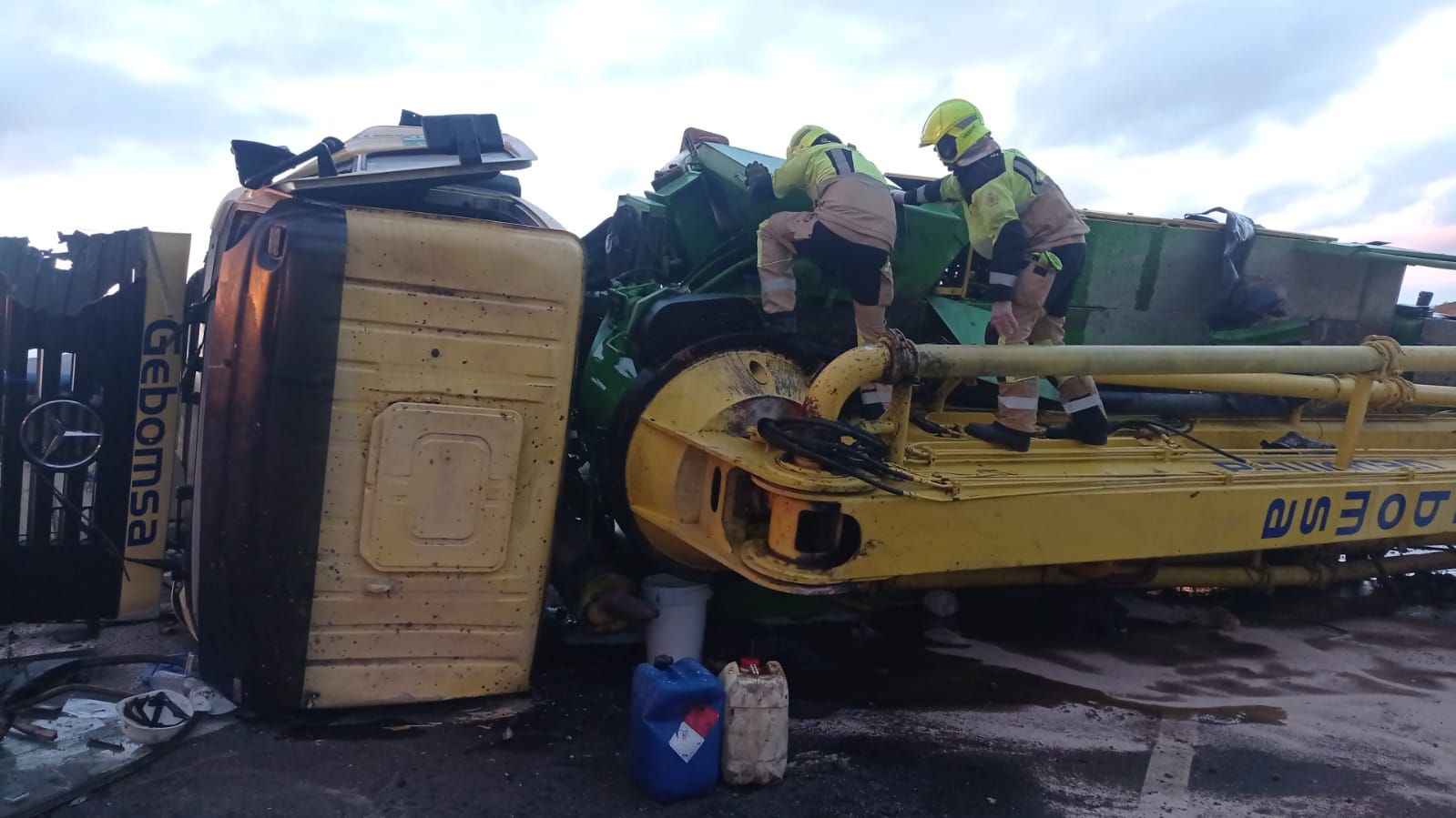 Imagen principal - Un camionero herido tras volcar su vehículo en la A-66, sentido Béjar