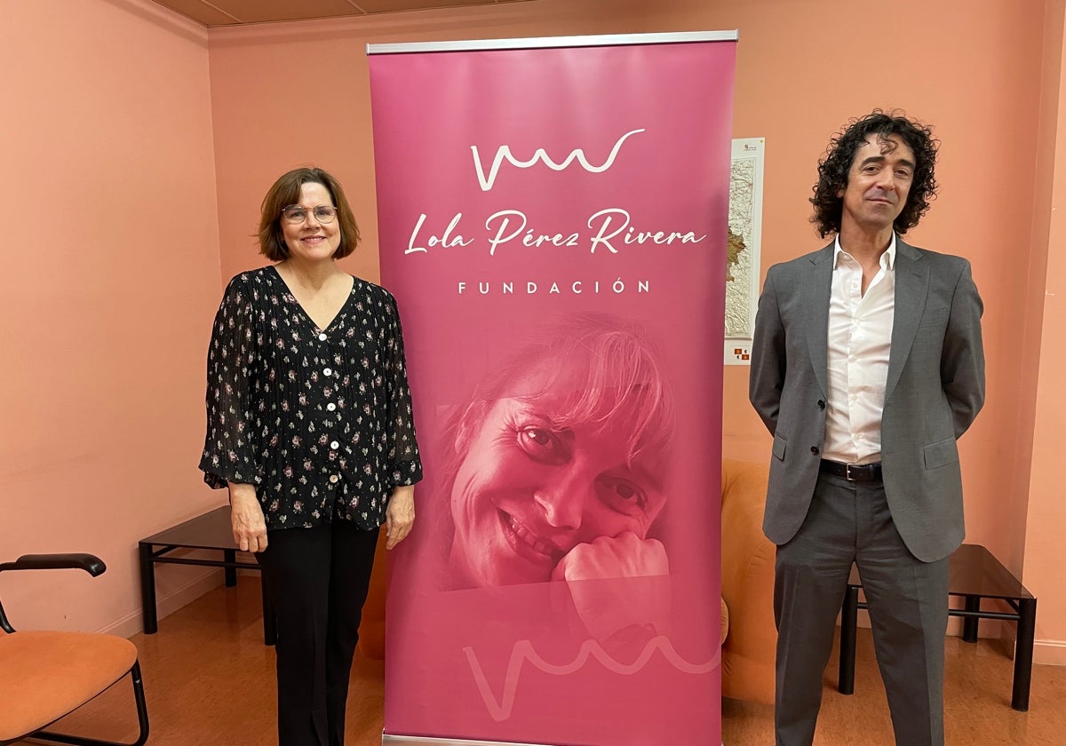 La directora del Conservatorio Superior de Música de Castilla y León, Sandra Myers, y el impulsor de la Fundación Lola Pérez Rivera, Alberto de la Calle.