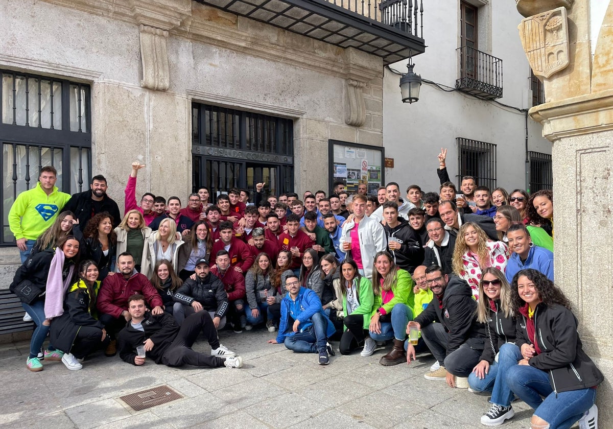 Los jóvenes de Alba inundan las calles de la villa