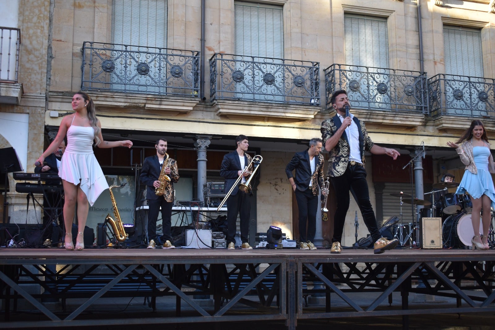 Los jóvenes de Alba inundan las calles de la villa