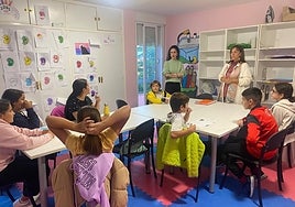 La edil Mari Cruz Gacho con los niños del programa Ciudad Amiga de la Infancia de Santa Marta de Tormes.
