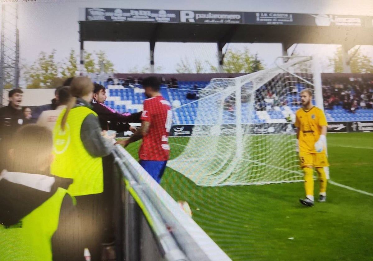 Momento en el que el aficionado empuja a Trilles, jugador de la SD Tarazona, en pleno