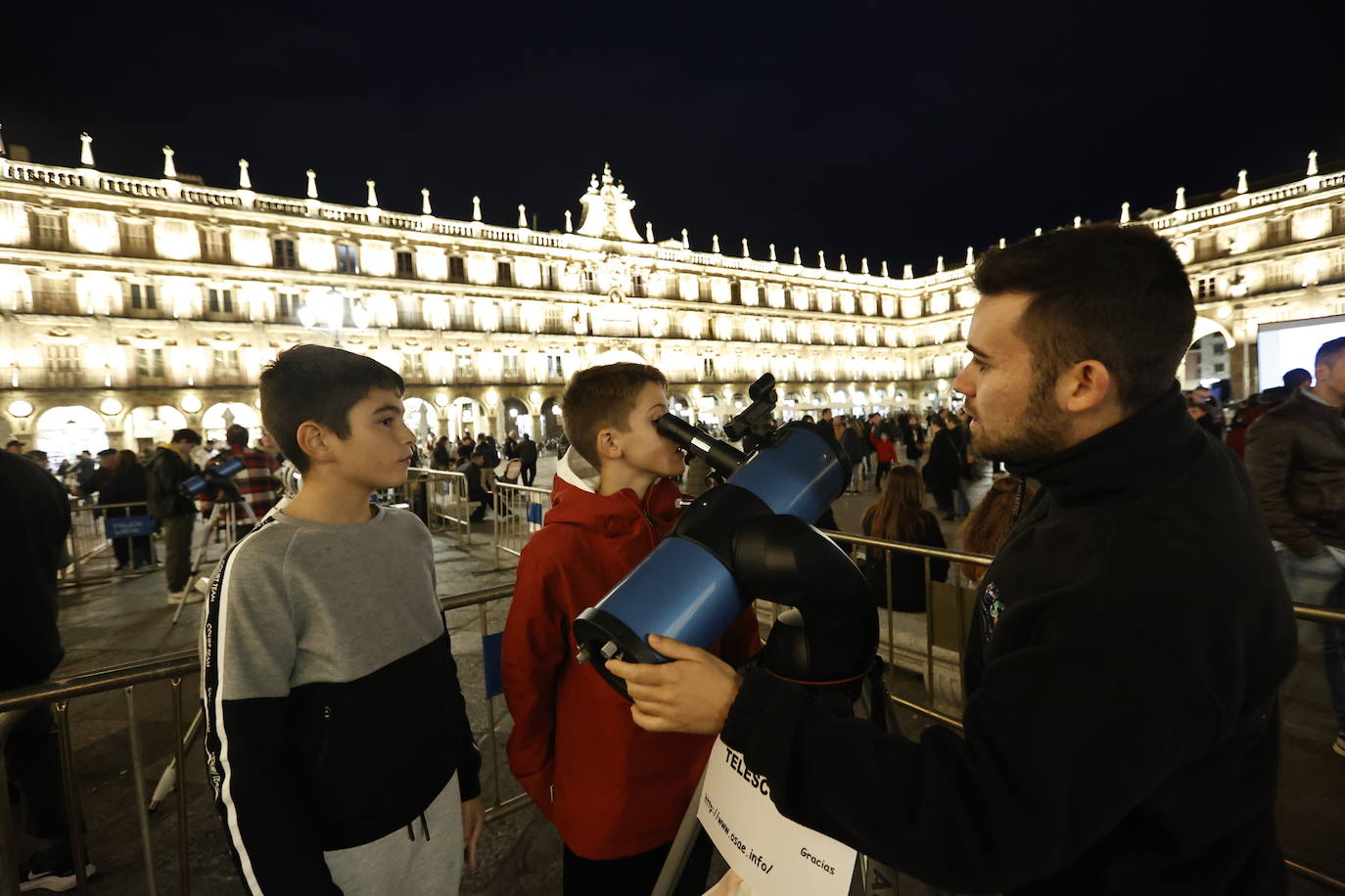 La Luna, protagonista de la noche en la Plaza Mayor