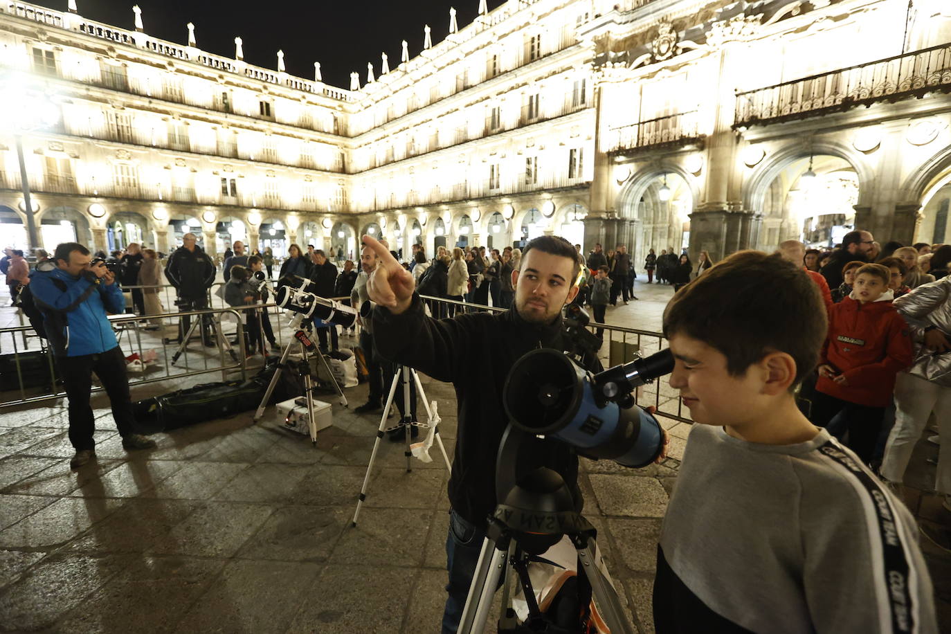 La Luna, protagonista de la noche en la Plaza Mayor