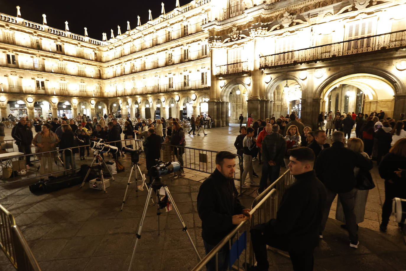 La Luna, protagonista de la noche en la Plaza Mayor