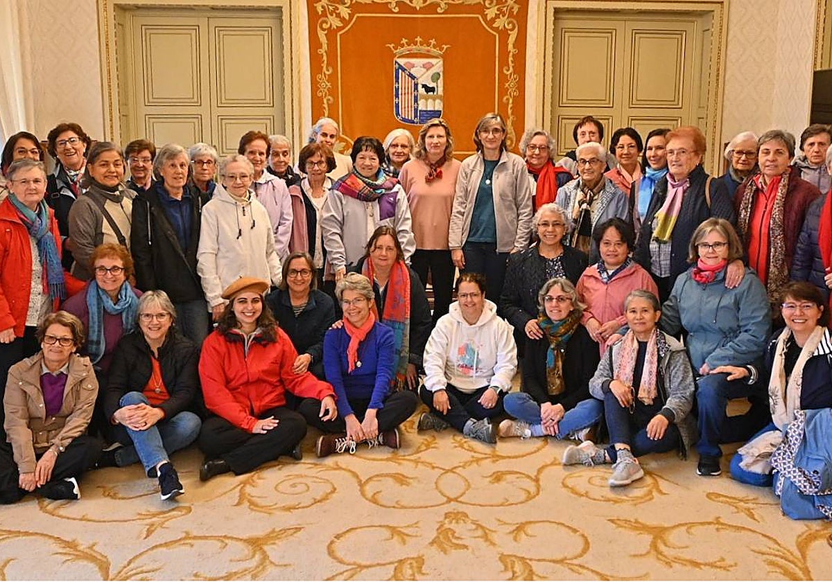 Representantes de las hermanas, en el salón de recepciones del Ayuntamiento.
