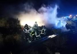 Bomberos de la Diputación de Valladolid extinguiendo el fuego