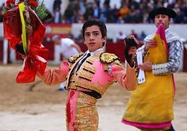 Marco Pérez, con las dos orejas de su primer novillo.