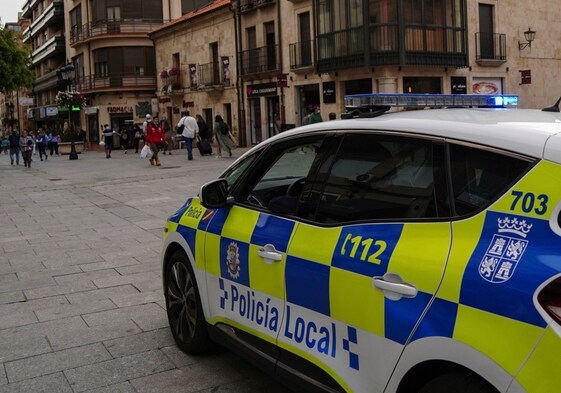 Un coche de la Policía Local en una de las calles céntricas de Salamanca.