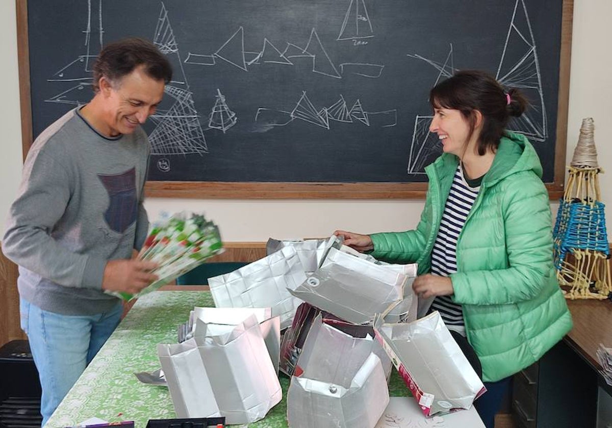 Tomás de la Torre y Rosalina Jorge ordenan los primeros envases para el árbol de Navidad.