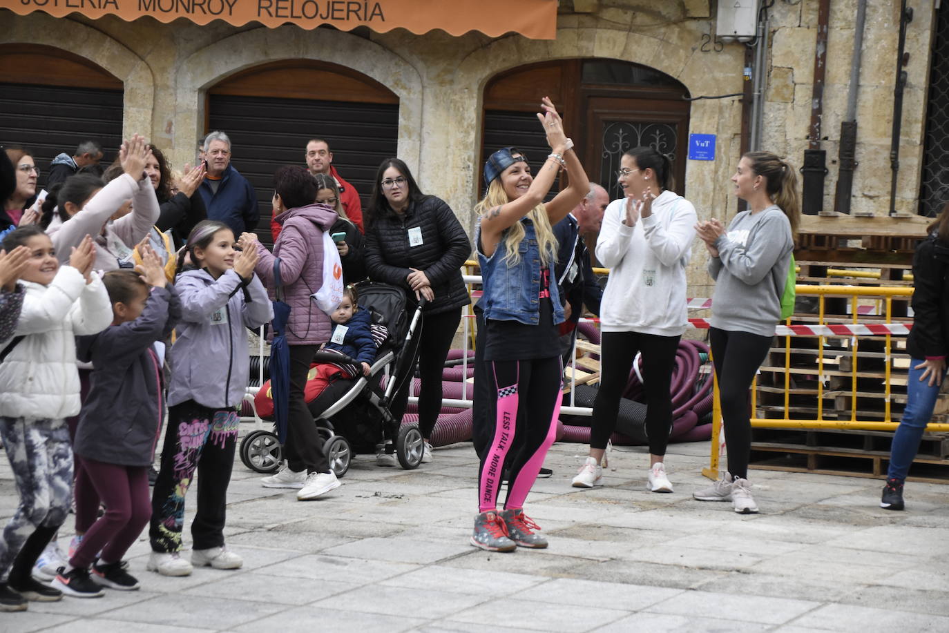 Fiesta, solidaridad y baile en la salida de la XXXIII Marcha de Asprodes