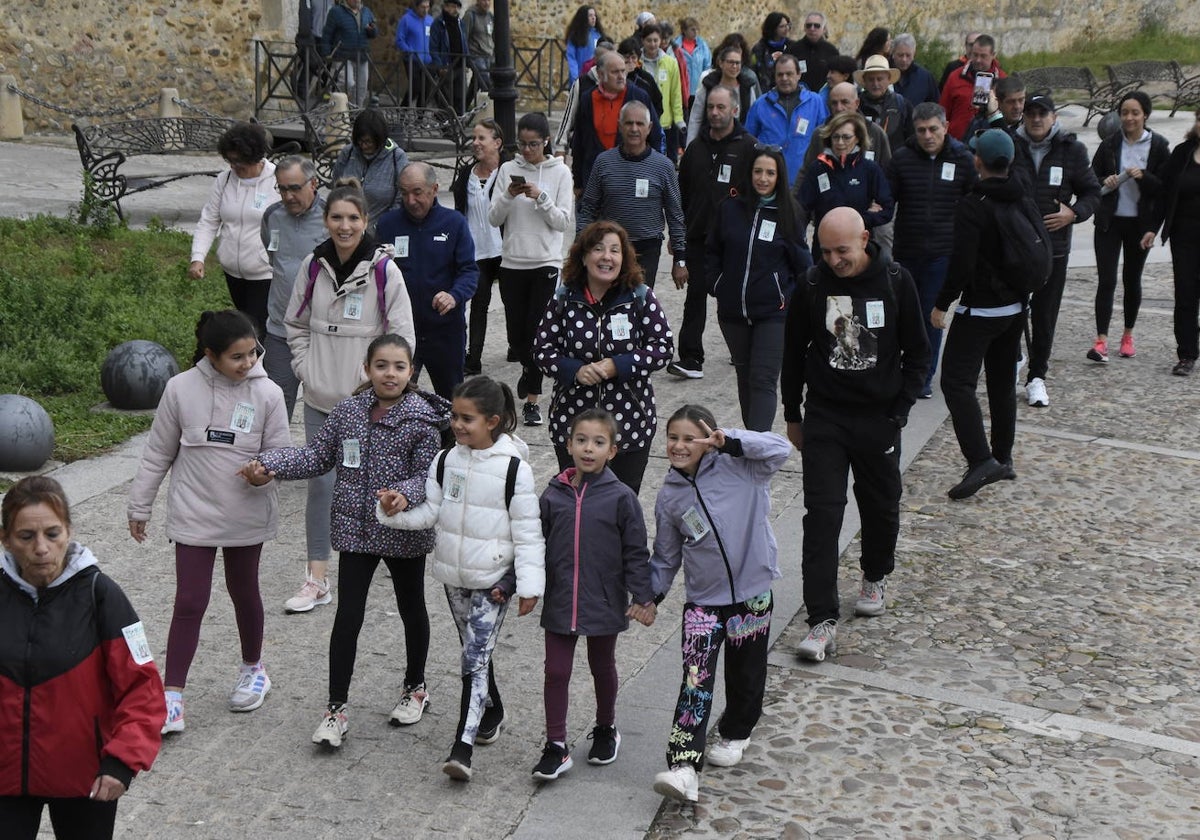 Fiesta, solidaridad y baile en la salida de la XXXIII Marcha de Asprodes