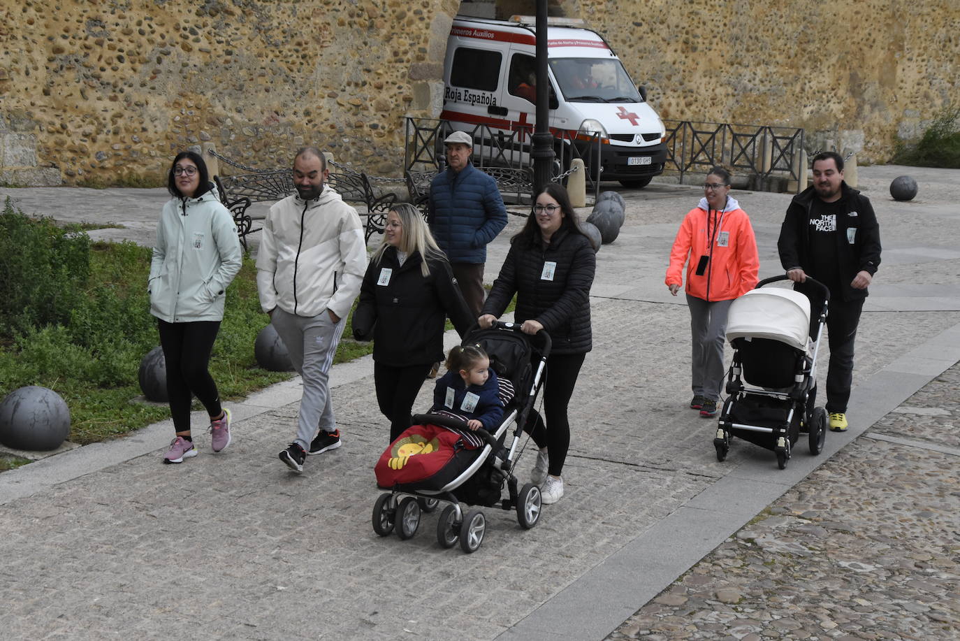 Fiesta, solidaridad y baile en la salida de la XXXIII Marcha de Asprodes