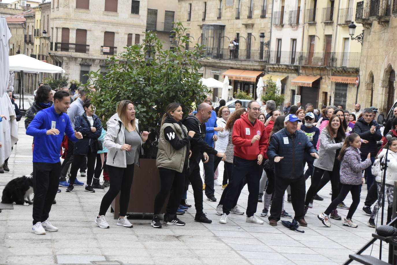 Fiesta, solidaridad y baile en la salida de la XXXIII Marcha de Asprodes