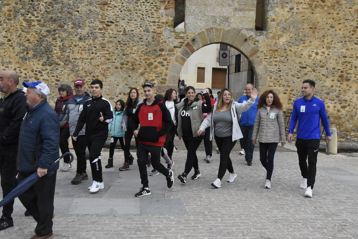 Fiesta, solidaridad y baile en la salida de la XXXIII Marcha de Asprodes