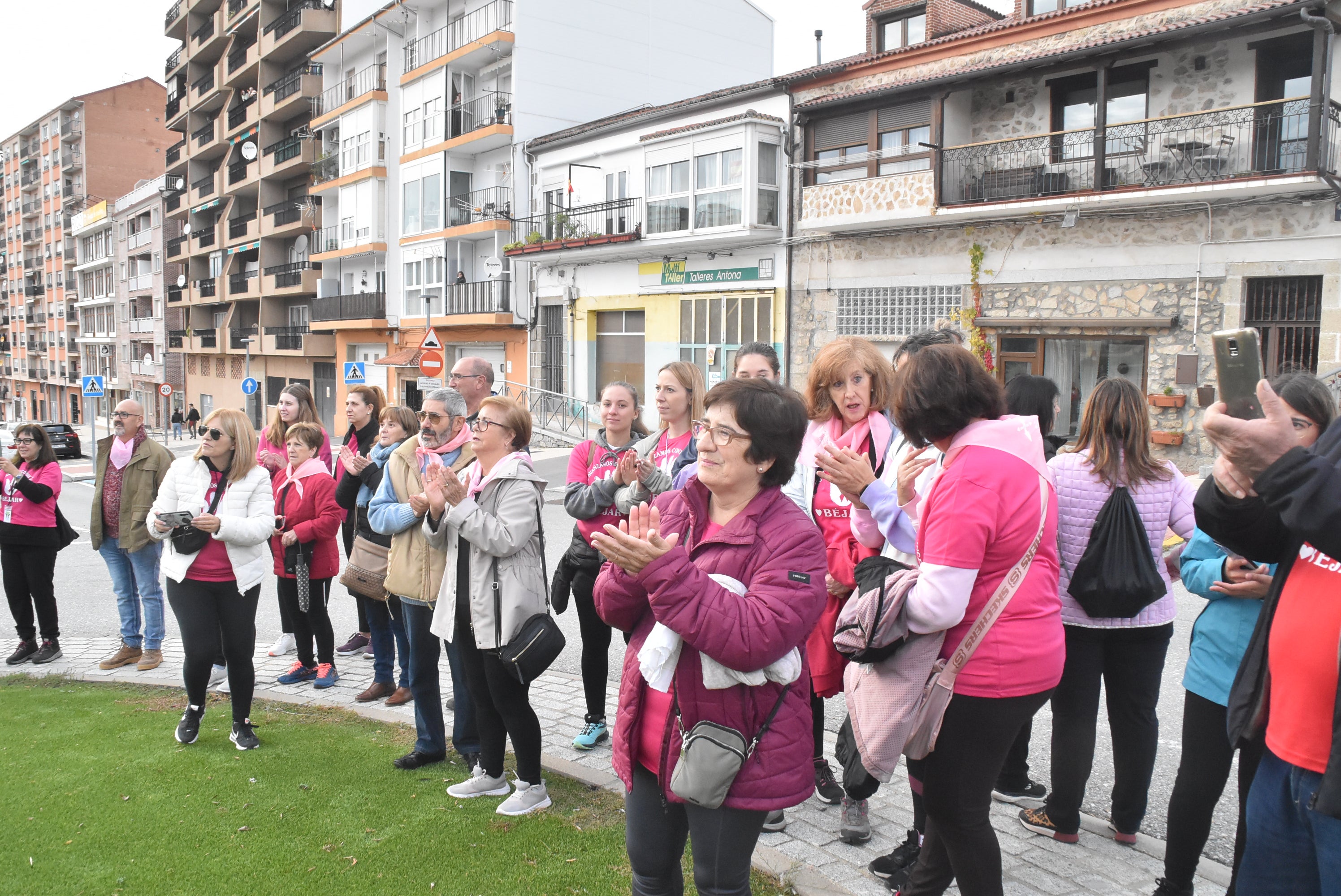 Béjar se tiñe de rosa para luchar contra el cáncer de mama