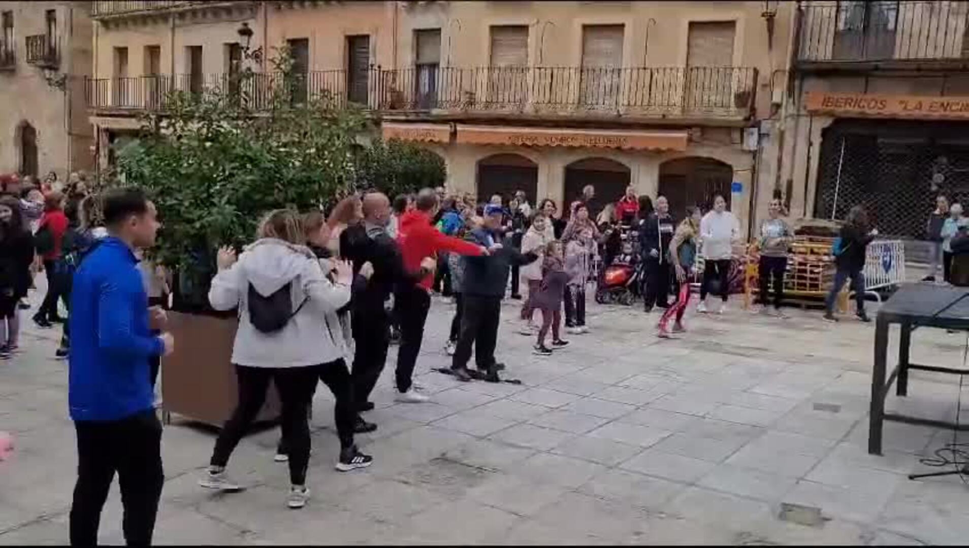 Fiesta y solidaridad en la salida de la XXXIII Marcha de Asprodes